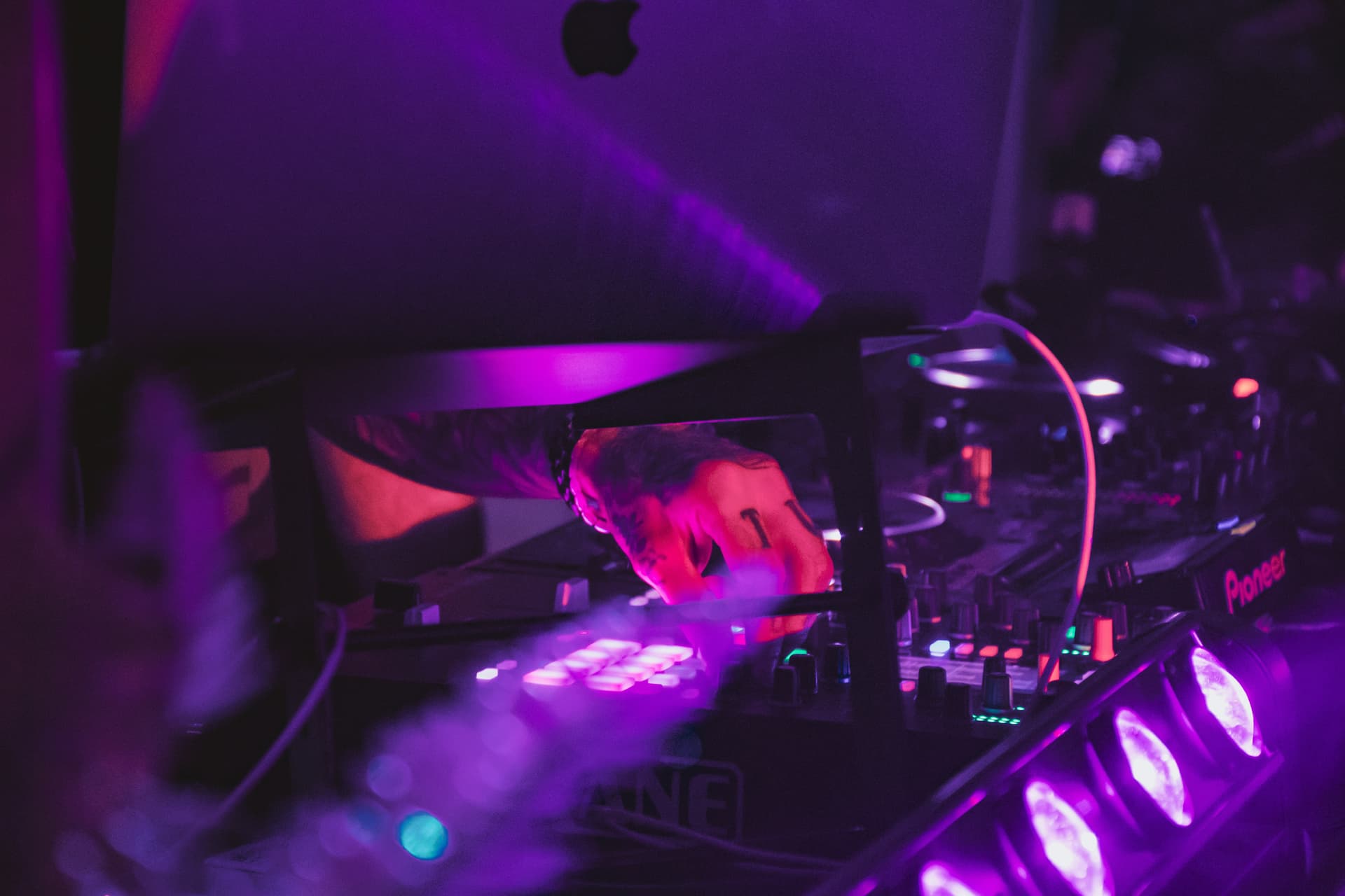 DJ-nightlife-live-music-apres-bar